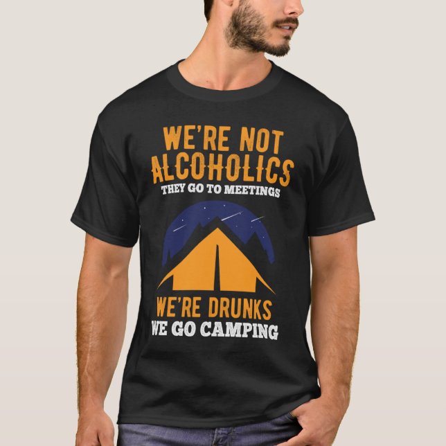 Vi är inte alkoholiker... de går till möten.. Vi g T Shirt (Framsida)