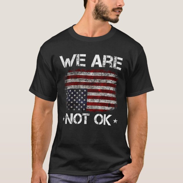 Vi är inte klara, vi är inte okej, Flagga uppe. T Shirt (Framsida)