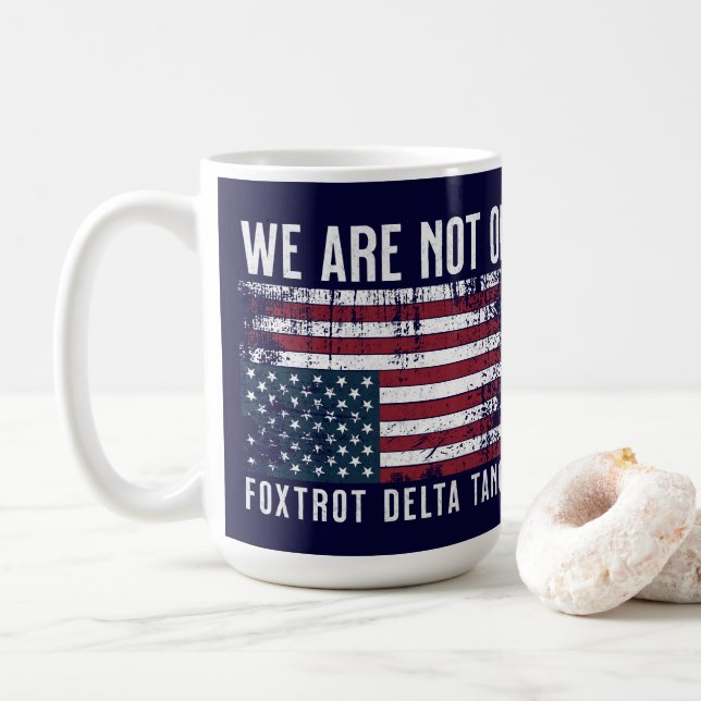 Vi är inte okej med Trump-Flagga Kaffemugg (Med munk)