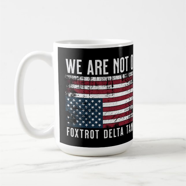 Vi är inte okej med Trump-Flagga Kaffemugg (Vänster)
