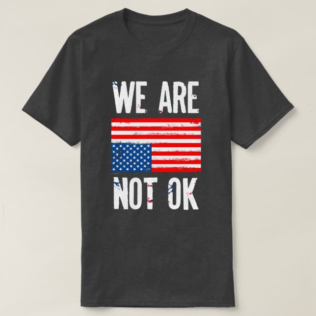 Vi är inte okej uppe i den amerikanska Flagga T Shirt (Design framsida)
