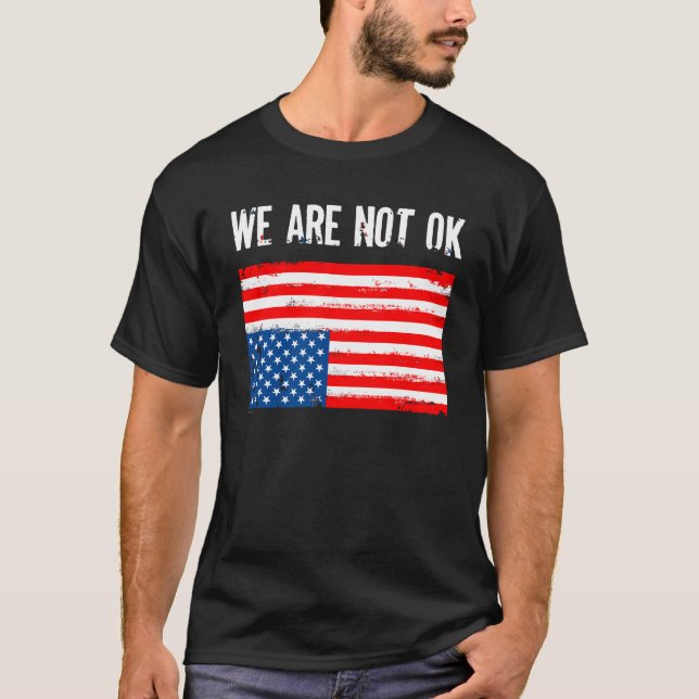 Vi är inte okej uppe i den amerikanska Flagga T Shirt (Framsida)