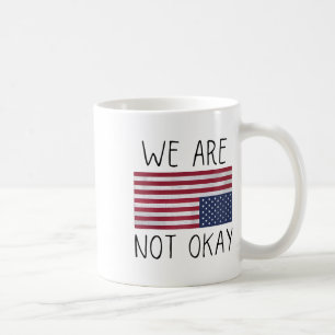 Vi är inte okej USA-flagga upp och ner Patriotiskt Kaffemugg