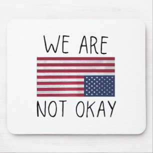 Vi är inte okej USA-flagga upp och ner Patriotiskt Musmatta