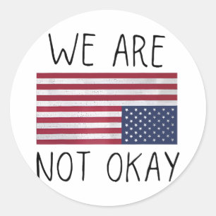 Vi är inte okej USA-flagga upp och ner Patriotiskt Runt Klistermärke