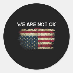 Vi är inte okej USA flagga uppströms Runt Klistermärke