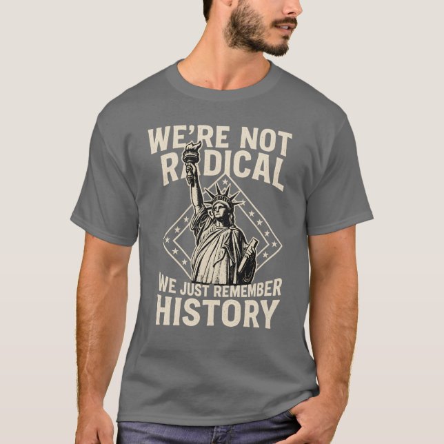 VI ÄR INTE RADIKALA VI KOMMER BARA IHÅG HISTORIEN T SHIRT (Framsida)