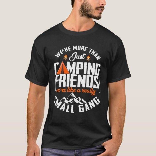 Vi är mer än att bara campa kompisar roligt på cam t shirt (Framsida)