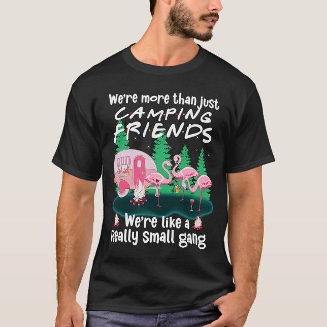 Vi är mer än bara Camping Friends Flamingo Camp T Shirt (Framsida)