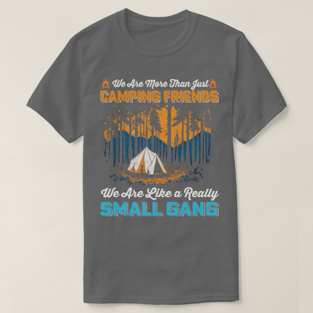 Vi är mer än bara campingvänner som vi är som t shirt (Design framsida)