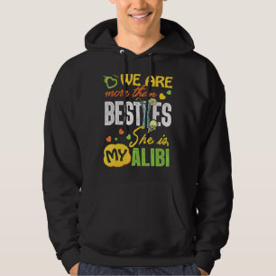 Vi är mer än Besties, hon är min Alibi Margarita Hoodie