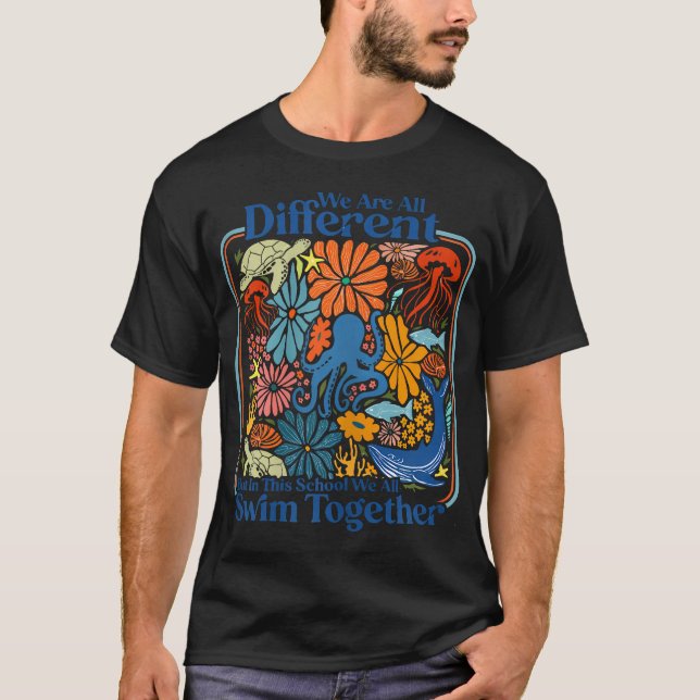 Vi Är Olika Men I Den Här Skolan Simmar Vi T Shirt (Framsida)