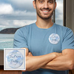 Vi är på Cloud Nine Blue Boy Shower pappa Knapp<br><div class="desc">Välkomna till vår "Vi är på Cloud Nine Blue Boy Shower"-samling, där varje biet är designad för att lyfta upp firande från er lilla annans nära ankomst. Den här samlingen fångar det centrala i glädje och förväntan med sitt drömmande, viskfulla tema. Föreställ dig att du flyter i serene blå himmel...</div>