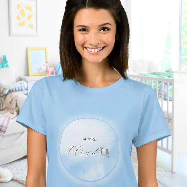 Vi är på Moln 9 Blå Mamma att bli Bebisdusch T Shirt (We´re on Cloud 9 Blue Mom to be Baby Shower T-Shirt Front ©Susanne Sachers - Sunny Mind 🌞)