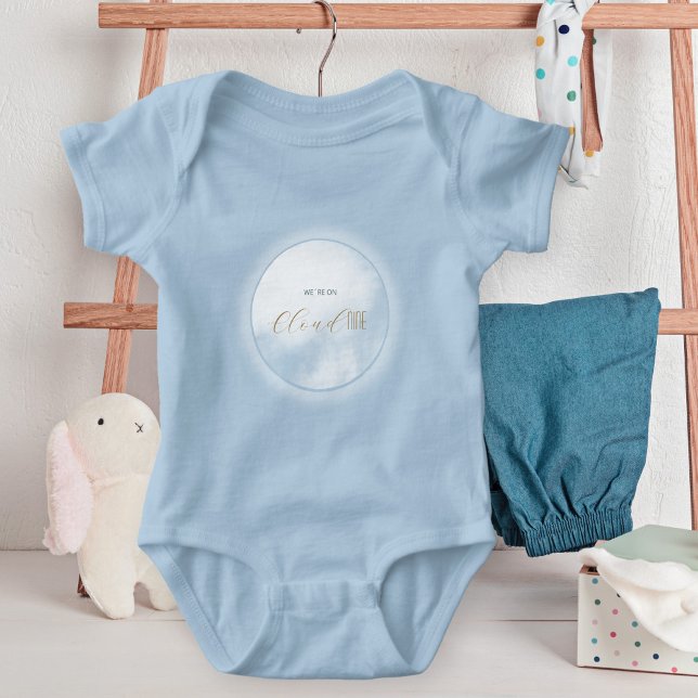 Vi är på Molnet 9 Nyfödd Pojke Blå Bebisfest T Shirt (We´re on Cloud 9 Newborn Blue Baby Shower Baby Bodysuit Front ©Susanne Sachers - Sunny Mind 🌞)