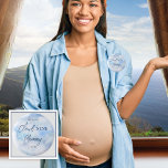 Vi är på molnet Nine Blue Boy Shower Mamma Knapp<br><div class="desc">Välkomna till vår "Vi är på Cloud Nine Blue Boy Shower"-samling, där varje biet är designad för att lyfta upp firande från er lilla annans nära ankomst. Den här samlingen fångar det centrala i glädje och förväntan med sitt drömmande, viskfulla tema. Föreställ dig att du flyter i serene blå himmel...</div>
