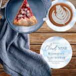 Vi är på molnet Nine Blue Boy Shower Underlägg Papper Rund<br><div class="desc">Välkomna till vår "Vi är på Cloud Nine Blue Boy Shower"-samling, där varje biet är designad för att lyfta upp firande från er lilla annans nära ankomst. Den här samlingen fångar det centrala i glädje och förväntan med sitt drömmande, viskfulla tema. Föreställ dig att du flyter i serene blå himmel...</div>