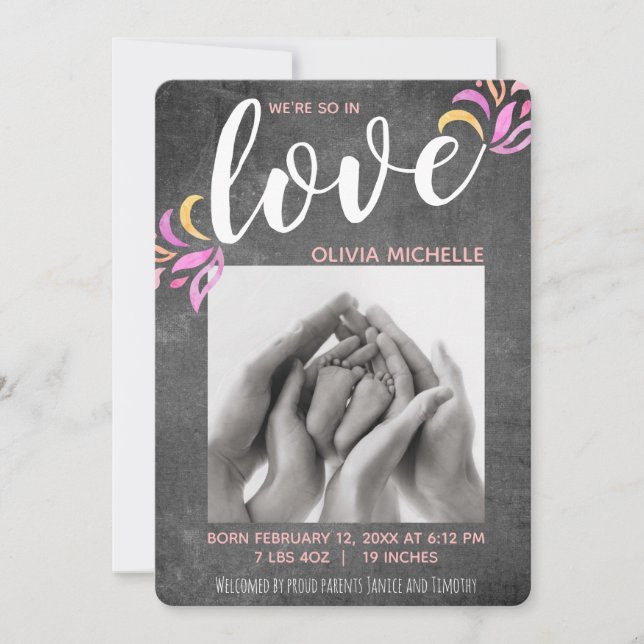 Vi Är Så Förälskade Kritbräda Foto Baby Flicka Föd Meddelande (Framsida)
