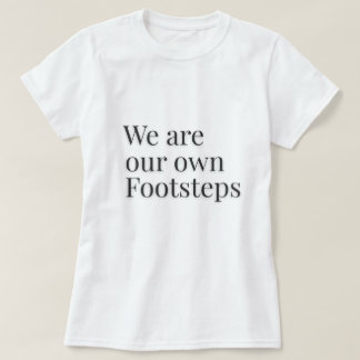 Vi är våra egna fotspår Citat – T Shirt
