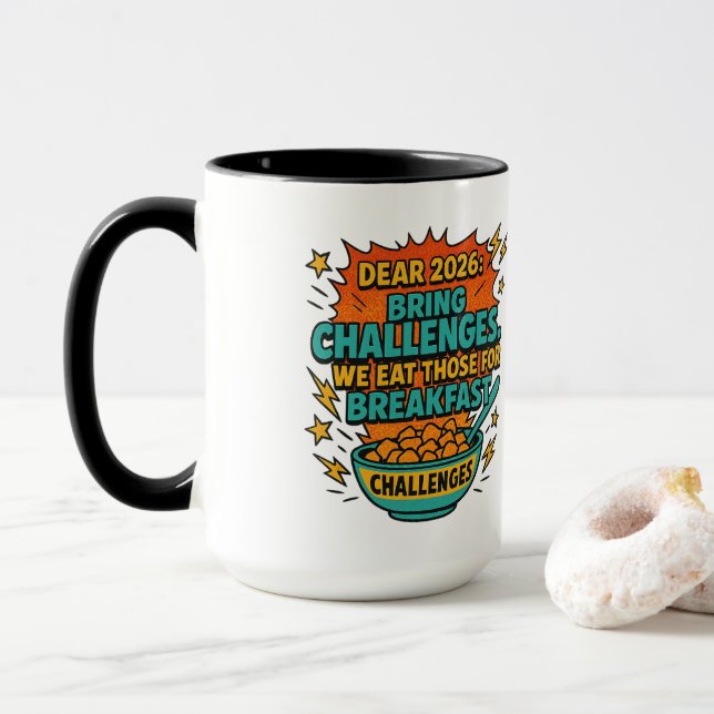 “Vi äter utmaningar till frukost” 2026 Humor Mugg (Med munk)