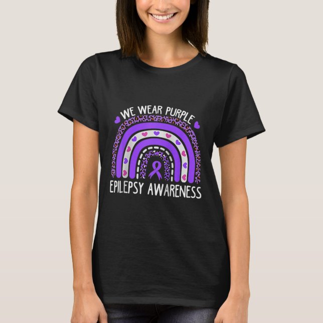 Vi bär lila leopardregnbåge för epilepsimedvetande t shirt (Framsida)