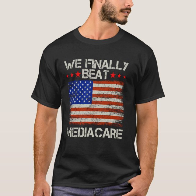 Vi Beat Medicare USA Amerika Funny Meme. T Shirt (Framsida)