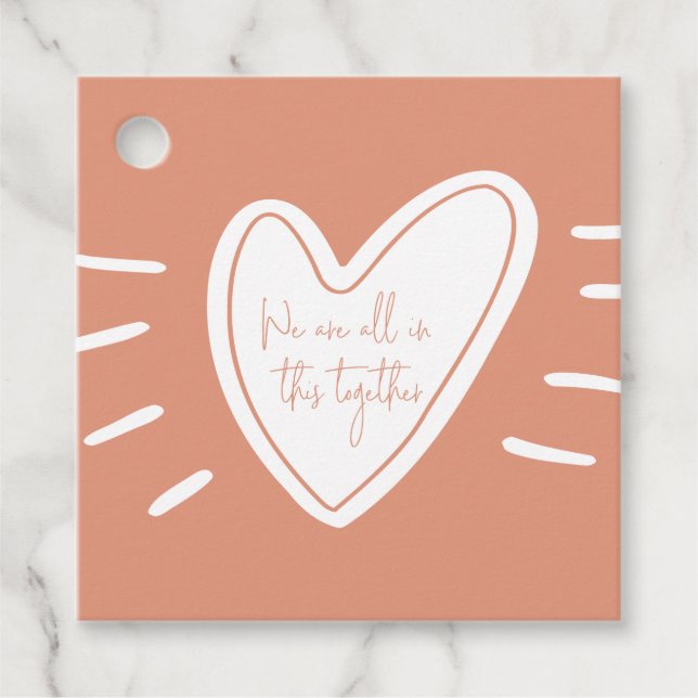 Vi befinner oss alla i denna samlade handling av k gåvor etiketter (Framsida)