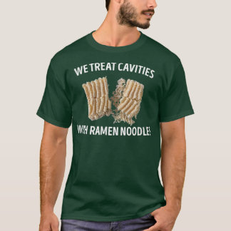 Vi behandlar hålrum med nudlar, dentistgåva t shirt