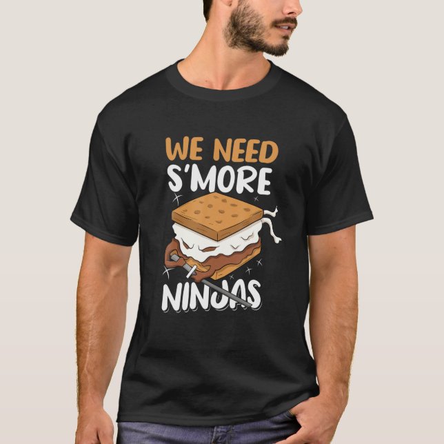 Vi behöver mer Ninja Småbarn Boy Camping Campfire T Shirt (Framsida)