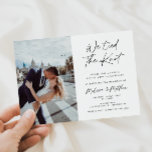 Vi binder till knölutgjutelse/bröllopsmottagning inbjudningar<br><div class="desc">Bröllopsmottagningsinbjudan med texten "vi har bundit knatten" i ett skript för roligt. Anpassa med fotot.</div>
