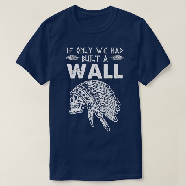Vi borde ha byggt en mur Native American  T Shirt (Design framsida)