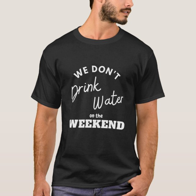 Vi dricker inte Vatten vid Helg T Shirt (Framsida)