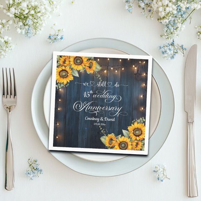 Vi firar fortfarande 15:e Bröllop-årsdagen av Stri Pappersservett (Skapare uppladdad)