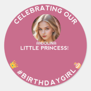 Vi firar vår lilla prinsessa Round Sticker Runt Klistermärke