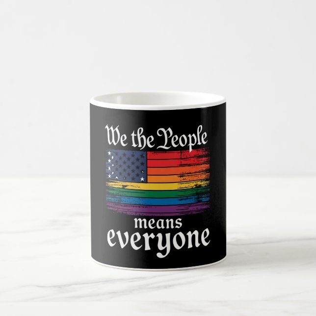 Vi Folket Betyder Alla USA Flagga HBTQ Kaffemugg (Center)
