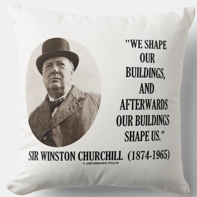 Vi formar vår Byggnad Winston Churchill-citat Kudde (Self-reflection on places and human nature is alive and well on this Churchill quote throw pillow)