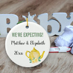 Vi förväntar oss att en Baby brinner Personlig Julgransprydnad Keramik<br><div class="desc">Söt är ett prydnadsnamn för din gravid som du kan anpassa. På ena sidan finns gula blommor och handskrivna manustypografi som lyder "A baby brinner". Den andra sidan har en söt tekanna för gult och anpassningsbarna. Mallen är konfigurerad så att du kan redigera exempelordalydelsen som lyder "Vi väntar på [ditt...</div>