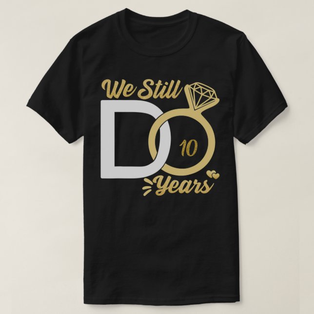 Vi fyller fortfarande 10 år i bröllop i par t shirt (Design framsida)