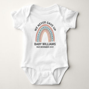 Vi gav aldrig upp Rainbow Baby meddelande T Shirt