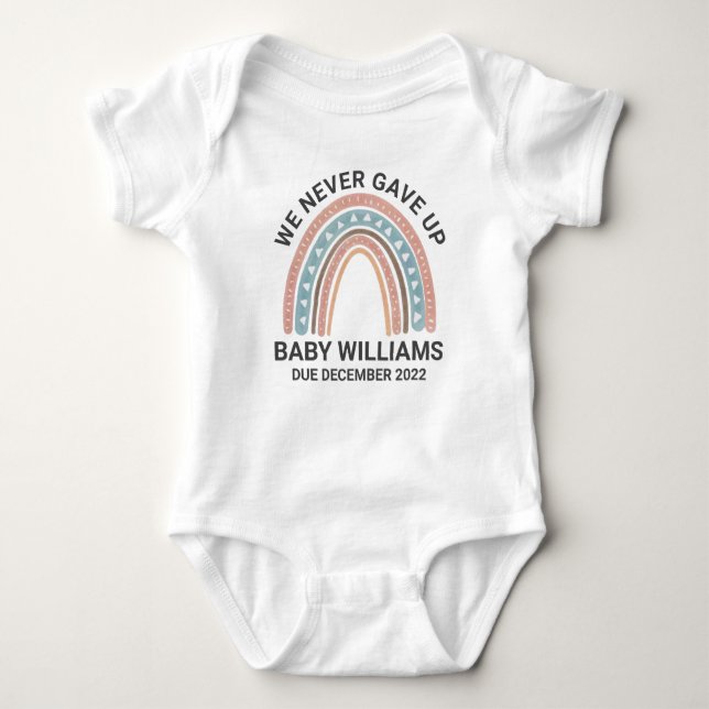 Vi gav aldrig upp Rainbow Baby meddelande T Shirt (Framsida)