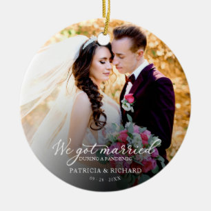 Vi Gift Oss Under En Pandemi Foto Elegant Julgransprydnad Keramik