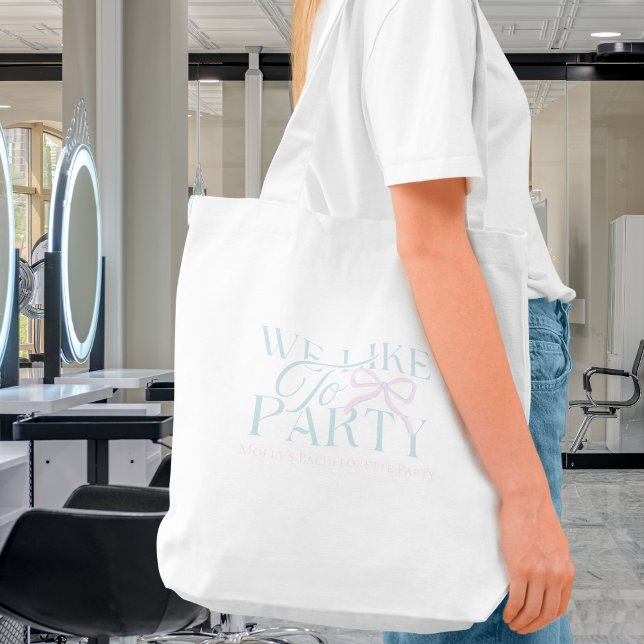 Vi Gillar Att Festa Blå Band Brudtärna Tygkasse (We like to Party tote bag with modern serif font – perfect for bridesmaid proposals!)