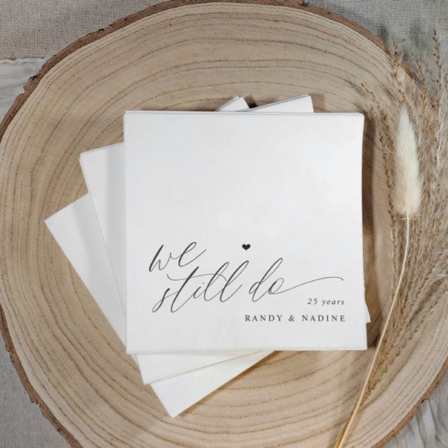 Vi Gör Fortfarande Elegant Bröllopsjubileum Pappersservett (Elegant modern script "we still do" wedding anniversary napkins with a simple heart script design)