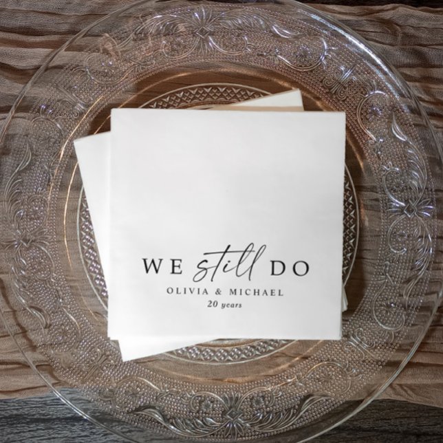 Vi Gör Fortfarande Modern årsdag Svart och Vit Pappersservett (We still do custom wedding anniversary napkins in modern black and white handwriting script.)