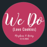 Vi gör Kärlek Cookies bröllopsförmån Runt Klistermärke<br><div class="desc">Vi gör bara Kärlek Cookies Wedor till förmån för att behandla klassiskt rundstreck</div>