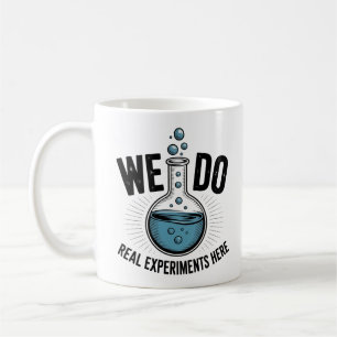 Vi Gör Riktiga Experiment Här – Rolig STEM-Lärare Kaffemugg
