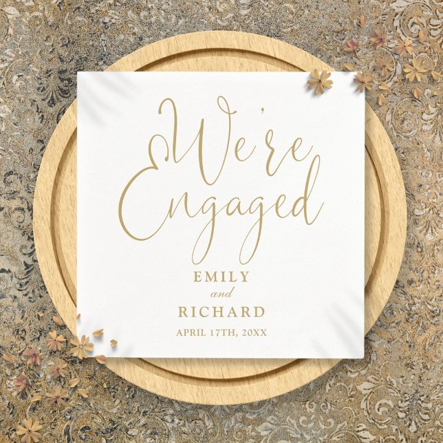 Vi har aktiverat Förlovningsfesten Guld Script Pappersservett (We're Engaged Gold Script Engagement Party Napkins)