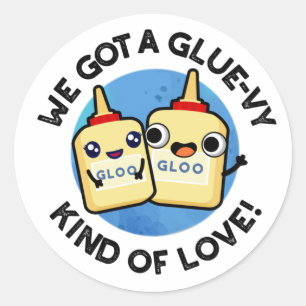 Vi Har en glue-vy av Kärlek Funny Glue Pun Runt Klistermärke