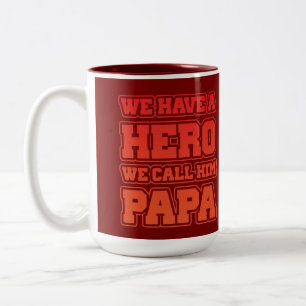 Vi har en hjälte vi kallar honom Pappa Modern typo Två-Tonad Mugg