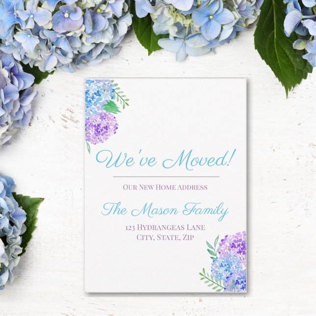 Vi Har Flyttat Akvarell Hortensior Ny Adress Meddelande Vykort (Charm loved ones with watercolor blooms, announcing your move sweetly and stylishly.)
